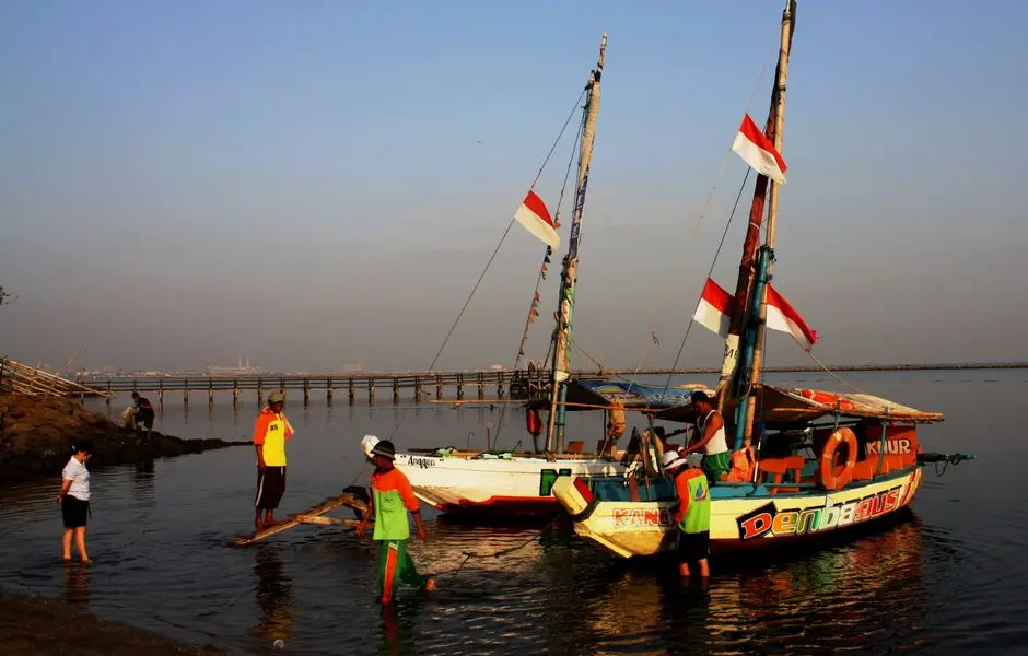 Warga menikmati suasana pesisir Pulau Maitara sambil berbagi cerita lokal